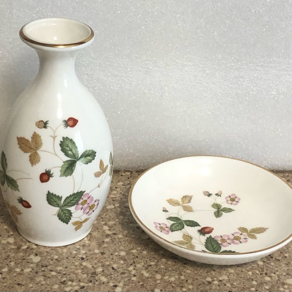 Wedgwood Made In England “WILD STRAWBERRY” Porcelain Vase/ Trinket Dish Set